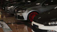 Mobil buatan Eropa seperti VW dan Mercedes-Benz ikut beradu keren. Foto: Dadan Kuswaraharja