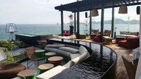 Meski perkembangan gedung tinggi di Meksiko cukup lambat, namun The Rooftop yang terletak di Cape, Cabo San Lucas, merupakan salah satu rooftop bar yang patut diperhitungkan keindahannya. Di sini Anda bisa memandang laut lepas Cortez, dengan gunung batu ikonik Al Acro.