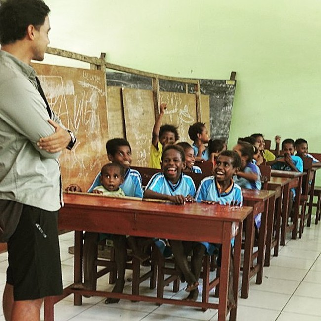 Cinta Lingkungan. Hamish Daud aktif mengkampanyekan cinta lingkungan ini di akun media sosialnya. Di foto ini misalnya dia tengah berkunjung ke sebuah sekolah di Papua Barat untuk memberikan ilmu pengetahuan tentang cara membuang sampah.