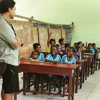 Cinta Lingkungan. Hamish Daud aktif mengkampanyekan cinta lingkungan ini di akun media sosialnya. Di foto ini misalnya dia tengah berkunjung ke sebuah sekolah di Papua Barat untuk memberikan ilmu pengetahuan tentang cara membuang sampah.