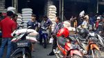 Suasana Pasar Cipinang di Hari Kedua Harga Patokan Beras Berlaku