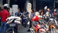 Para pengecer beras berdatangan ke Pasar Induk Cipinang. Mereka membeli beras dalam satu karung seberat 50 kg, dan dijual lagi secara eceran dengan harga antara Rp 8.000-Rp 10.000 per liter.