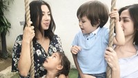 Tak sendiran, dia juga bersama keluarga Jennifer Bachdim.  Foto: Instagram/ Jessica Iskandar