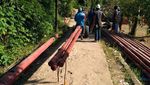 Foto: Perjuangan Terangi Pelosok Kalsel, Tembus Hutan dan Jalan Berlumpur
