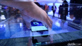 Begini salah satu atraksi demo saat memamerkan kecanggihan smartphone terbaru. Foto: Getty Images