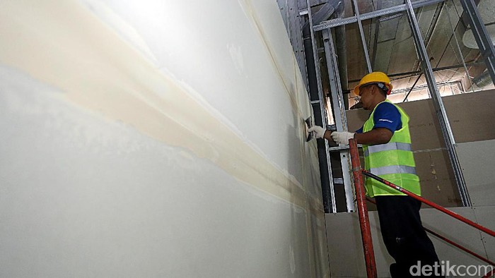 Pekerja memasang drywall Xroc yang merupakan teknologi baru papan gypsum, pada dinding ruang X-Ray di RS St. Carolus, Jakarta Pusat, Kamis (31/8).