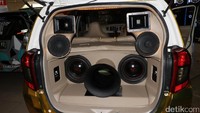 Audionya pakai Pioneer dengan TV monitor di bagian tengah, ujarnya sambil menyebut mobil sudah dimodifikasi sebesar Rp 50 juta.