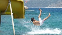 Waterslide ini bentuknya melengkung dan berputar, sehingga siapapun yang mencobanya dapat memacu adrenalin. Berani? (Beach Park Kalkan)