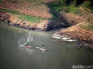 Sejumlah Pabrik Sangkal Buang Limbah Cair ke Aliran Citarum
