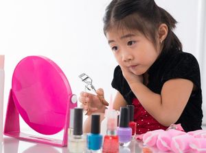 Hmm, Kok si Kecil Senang Bercermin Ya?