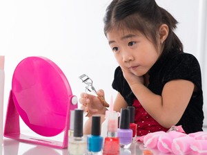 Hmm, Kok si Kecil Senang Bercermin Ya?