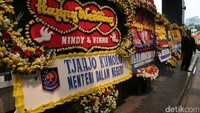 Ratusan karangan bunga ini memadati area anak nikah.