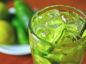 Bikin Es Timun Jeruk Nipis dengan 4 Cara Ini Untuk Menetralisir Lemak!