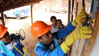 Petugas memasangan sambungan listrik gratis untuk warga tidak mampu. Agus Trimukti/Humas PLN.