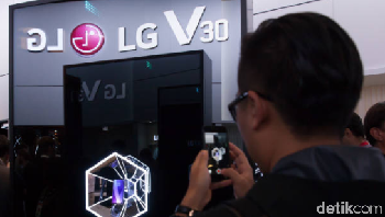 LG V30 jadi andalan utama LG untuk menyaingi Galaxy Note 8 keluaran Samsung. Foto: Getty Images