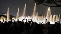 Malam Minggu Warga Padati Air Mancur Menari Di Monas