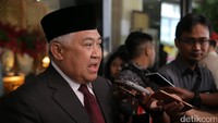 Din Syamsudin juga hadir.