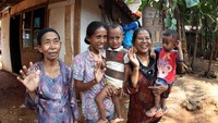 Senangnya warga saat mendapat sambungan listrik gratis dari PLN. Agus Trimukti/Humas PLN.