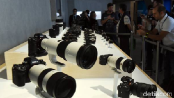 Tak hanya smartphone, deretan kamera baru pun ikut dipamerkan di ajang ini. Foto: Getty Images