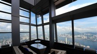 Dinobatkan sebagai rooftop bar paling tinggi di dunia, Ozone, yang terletak di lantai 118 Ritz-Carlton Hongkong memiliki pemandangan kota yang menakjubkan. Ditemani dengan HK Skyline, campuran dari Zacapa rum, jus anggur, dan jus lemon, Anda serasa berada di puncak langit.
