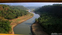 Pemandangan tersebut terlihat jelas dari atas Jembatan Raja Manggala, jembatan penghubung antara Kabupaten Bandung Barat dan Kabupaten Cianjur.