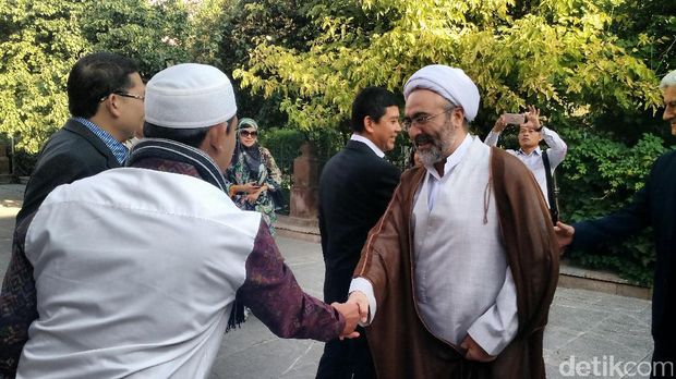 Imam Blue Mosque, Syekh Muhammad Ali Saj'an.