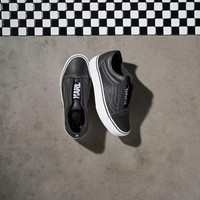 Desain otentik Vans masih dipertahankan, hanya saja ditambah dengan detail yang lebih kekinian, misalnya logo KARL, aplikasi bahan kulit dan sol tebal. Foto: Dok. Karl Lagerfeld x Vans