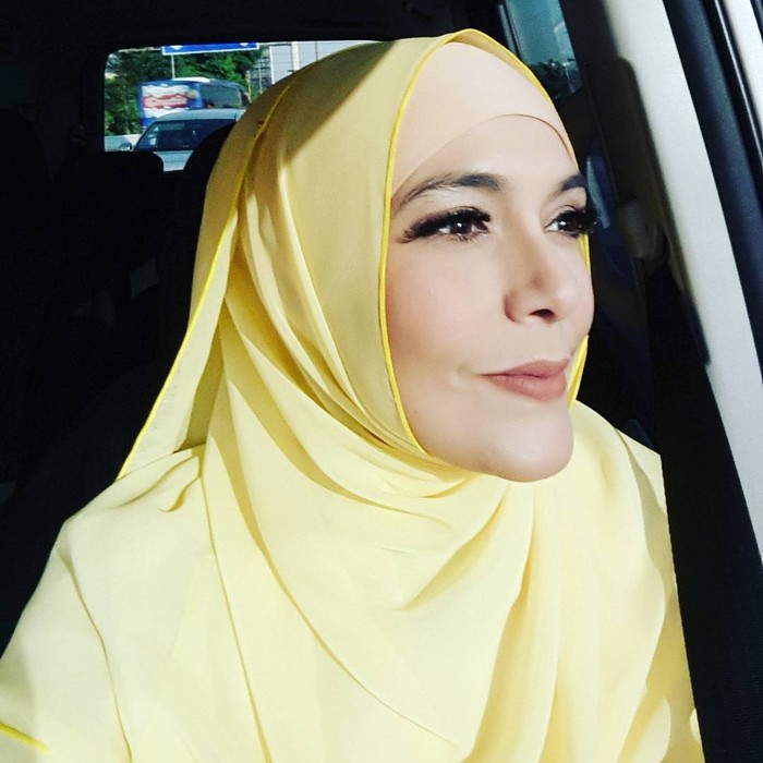 Lula Kamal yang berprofesi sebagai dokter juga memiliki bakat di dunia entertainment. Wanita berusia 40 tahun ini adalah seorang aktris yang pernah membintangi film layar lebar, sebut saja Berbagi Suami. Selain itu, Lula juga kerap menjadi pembawa acara di berbagai program stasiun TV serta menjadi penyiar radio. (Foto: Instagram/drlulakamal) Lula Kamal yang berprofesi sebagai dokter juga memiliki bakat di dunia entertainment. Wanita berusia 40 tahun ini adalah seorang aktris yang pernah membintangi film layar lebar, sebut saja Berbagi Suami. Selain itu, Lula juga kerap menjadi pembawa acara di berbagai program stasiun TV serta menjadi penyiar radio. (Foto: Instagram/drlulakamal)
