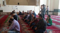 Adalah komunitas Muslim Syiah dari Iran yang ada di Masjid ini. Iran adalah negara tetangga Armenia yang punya ikatan sejarah sejak berabad-abad lalu. Orang Iran berada di sini dalam rangka bekerja atau juga sebagai warga Armenia keturunan Iran. Foto: Danu Damarjati-detikcom