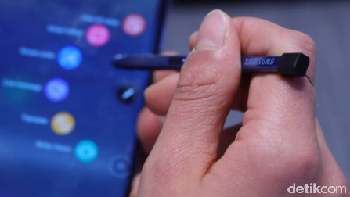 Salah satu fitur andalannya adalah pena digital S Pen yang telah ditingkatkan kecerdasannya dan telah mendapat sertifikasi IP68 yang tahan air. Foto: Getty Images