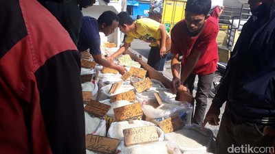 Suasana Pasar Cipinang di Hari Kedua Harga Patokan Beras Berlaku