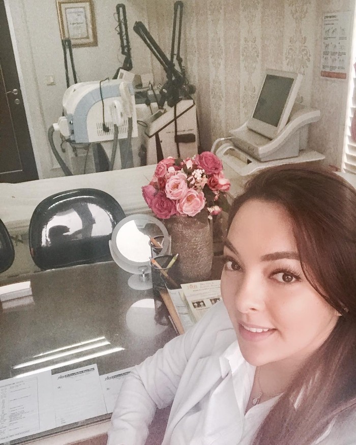 Sudah jadi dokter, cantik pula, siapa yang tidak kenal dr Reisa Broto Asmoro. Seorang dokter dan juga model ini pernah mengikuti kontes Puteri Indonesia pada tahun 2010, yang akhirnya dinobatkan sebagai Puteri Indonesia Lingkungan 2010. Saat ini, ia masih aktif menjadi pembawa acara di program Dr OZ Indonesia. (Foto: Instagram/reisabrotoasmoro) Sudah jadi dokter, cantik pula, siapa yang tidak kenal dr Reisa Broto Asmoro. Seorang dokter dan juga model ini pernah mengikuti kontes Puteri Indonesia pada tahun 2010, yang akhirnya dinobatkan sebagai Puteri Indonesia Lingkungan 2010. Saat ini, ia masih aktif menjadi pembawa acara di program Dr OZ Indonesia. (Foto: Instagram/reisabrotoasmoro)