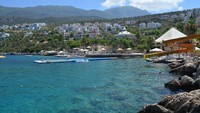 Di sekitar pantai pun terlihat perbukitan hijau dan berbagai perumahan khas Turki yang tersusun rapi. Indah banget! (Beach Park Kalkan)