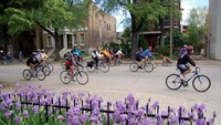 Masyarakat Montreal di Quebec, Kanada sudah memiliki tradisi naik sepeda sejak tahun 1980-an. Tak heran, total trek sepeda di sana sudah sepanjang 400 mil atau sekitar 600 km lebih. Malah sekitar 2 persen kemacetan di jalanan diakibatkan oleh sepeda. Nggak apa-apa lah macet karena sepeda, toh tidak polusi bukan? (Gaetan Fontaine/CNN Travel)