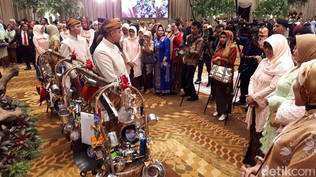 Serunya Bubak Kawah, Tamu Nikahan Anak BG-Buwas Berebut Perabot