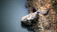 Karena aliran air Sungai Citarum tenang di musim kemarau. Warga menggunakannya sebagai ladang untuk mencari nafkah di antaranya memancing dan menjala ikan.