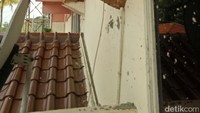 Laporan warga ditindaklanjuti cepat Sudin Penanggulangan Kebakaran dan Penyelamatan Jaksel. Tim langsung bergerak mengevakuasi sarang tawon, Sabtu (2/9/2017) siang (Foto: Dok. Sudin Damkar Jaksel).