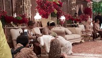 Dilakukan sungkeman oleh mempelai kepada kedua orang tua