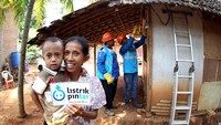 Petugas PLN Rayon Jepara Distribusi Jawa Tengah & DIY melakukan penggantian kWh meter tua dan penyambungan listrik gratis untuk keluarga tidak mampu di Desa Kecapi Kec. Tahunan Kab. Jepara, Kamis (31/8). Agus Trimukti/Humas PLN.