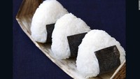 Onigiri mudah dibawa dan dimakan di mana saja. Tentu ini menjadi pilihan makanan memuaskan, termasuk di Tohoku.