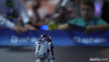 Terlihat aksi droid R2D2 mini yang memukau para pengunjung. Foto: Getty Images