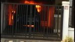 Penampakan Honda Brio yang Terbakar di Sebuah Rumah di Bekasi