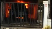 Pertama tuh terdengar bunyi seperti ada gas, lalu disusul dengan suara ledakan yang sepertinya dari ban ya. Setelah itu kap mobil kebuka dan mengeluarkan api, tuturnya.