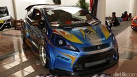 Bagaimana dengan Honda Jazz ini? Cukup keren ya? Untuk menjadi juara atau King, dinilai pada 7 sektor yang meliputi Exterior, Paint, Engine, Undercarriage, Interior, Car Audio dan Video, serta Overall Presentation. Foto: Dadan Kuswaraharja