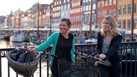 Hampir setengah penduduk Kota Copenhagen atau sekitar 650 ribu orang di sana menggunakan sepeda sebagai transportasi sehari-hari. Trek sepeda di sana punya lebar 3 meter, yang artinya bikin para pesepeda lebih nyaman menyusuri jalanan (Wonderful Copenhagen/CNN Travel)