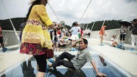 Sejak dibuka tanggal 20 Agustus 2016 lalu, pengunjung yang datang ke jembatan ini membludak. Hingga akhirnya harus ditutup untuk perbaikan setelah 13 hari diresmikan dan tutup selama hampir sebulan (Dok. CNN Travel)