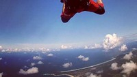 Bukan hanya jago di air, Hamish juga menguji keberanian lewat olahraga sky diving lho. Foto: Instagram @hamishdw