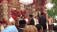Jokowi pun jadi saksi pernikahan Kepala BIN Budi Gunawan dengan Kepala BNN Budi Waseso. Wapres Jusuf Kalla pun jadi saksi nikah acara tersebut. Acara digelar di Hotel Bidakara, Jakarta Selatan, Sabtu (2/9/2017). Jokowi memakai setelan jas hitam. Foto: Nur Indah/detikcom