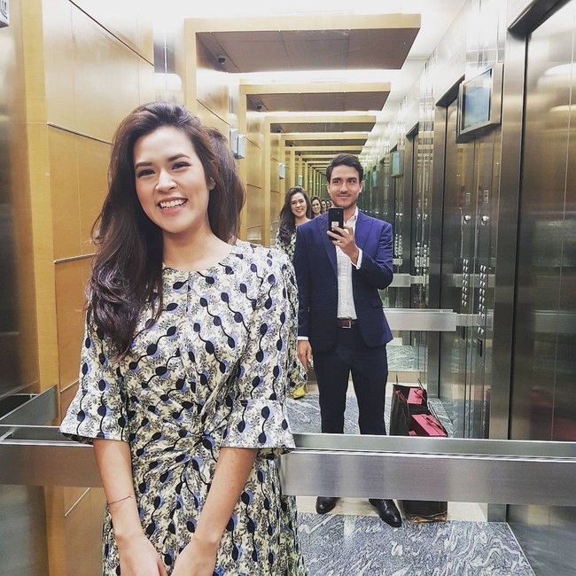 Tatapan mata Hamish Daud tentunya termasuk yang membuat Raisa pada akhirnya menjatuhkan pilihannya pada pria yang berbeda usia 10 tahun darinya itu.
