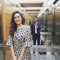 Tatapan mata Hamish Daud tentunya termasuk yang membuat Raisa pada akhirnya menjatuhkan pilihannya pada pria yang berbeda usia 10 tahun darinya itu.